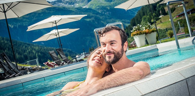 Gäste in der Felsentherme in Gastein