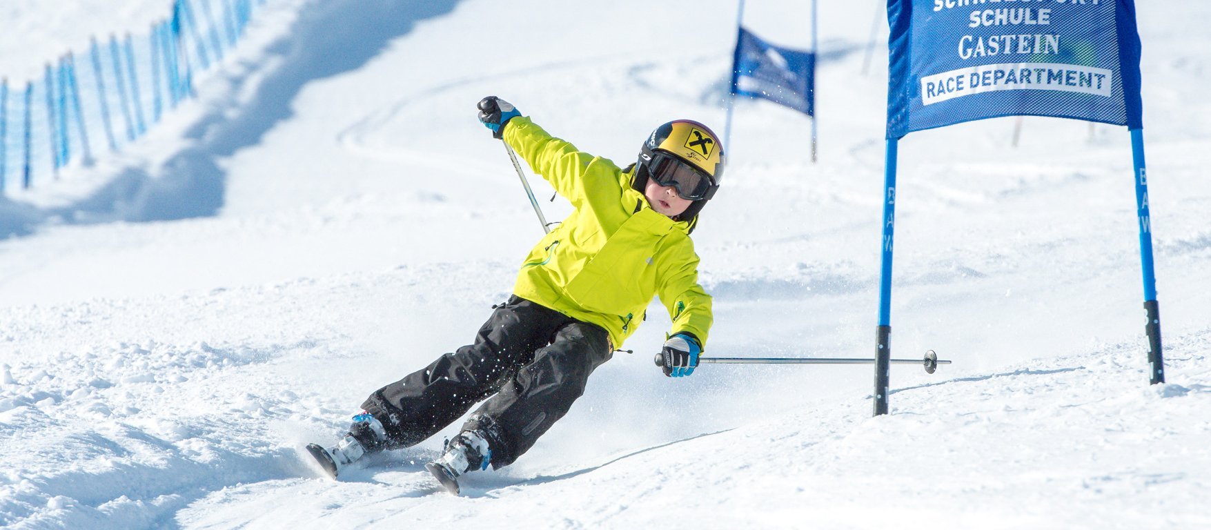 Kind beim Absolvieren eines Riesenslaloms