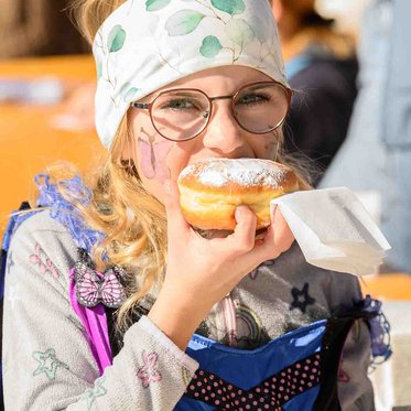 frische Faschingskrapfen genießen