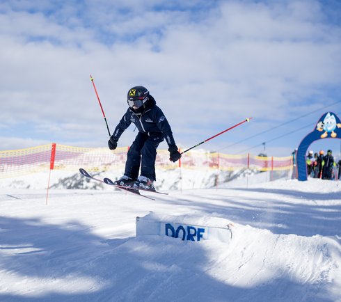 Kind springt auf Chance auf der Funline