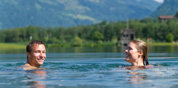 Pärchen beim Schwimmen im Gasteiner Badesee