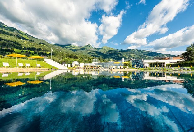 Außenbereich der Alpentherme Gastein mit Thermalwassersee