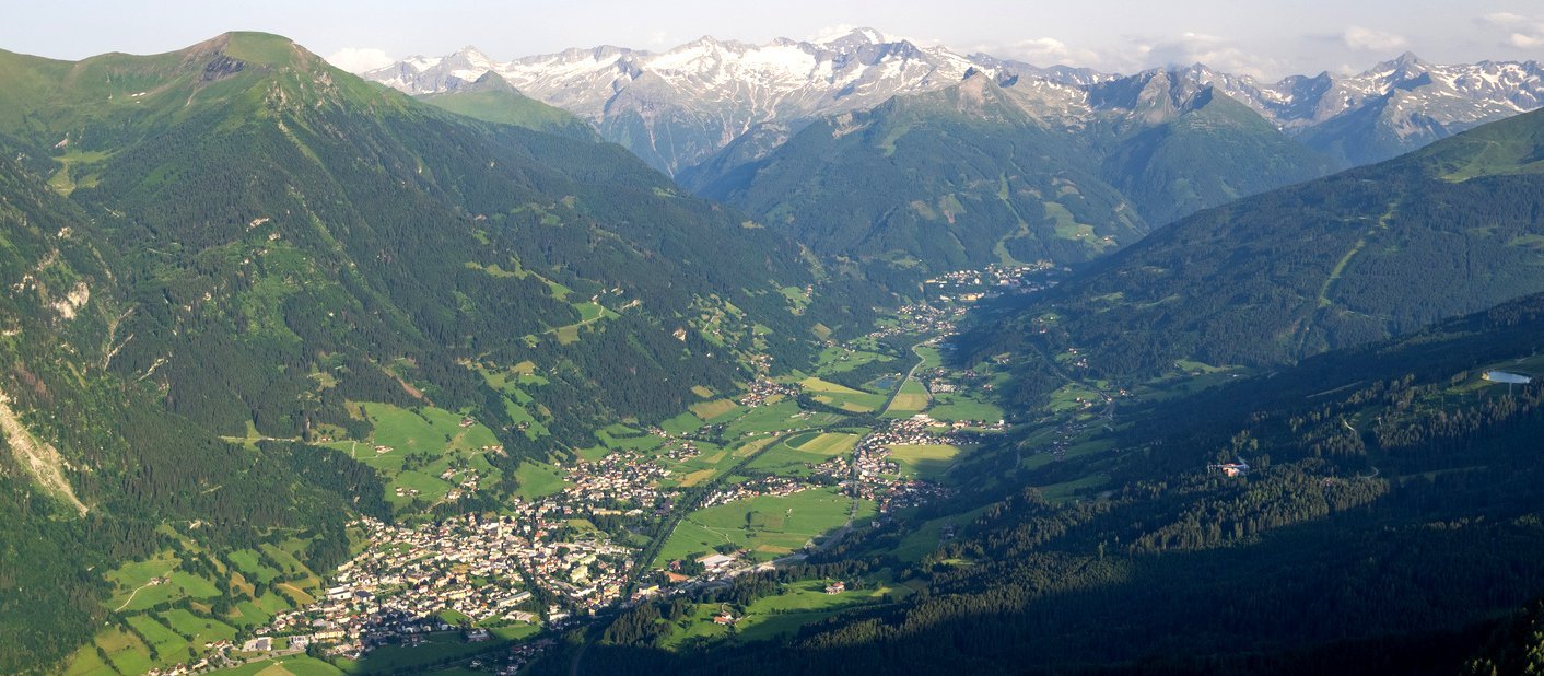Blick im Sommer von der Biberalm in Bad Hofgastein hinab ins Tal.