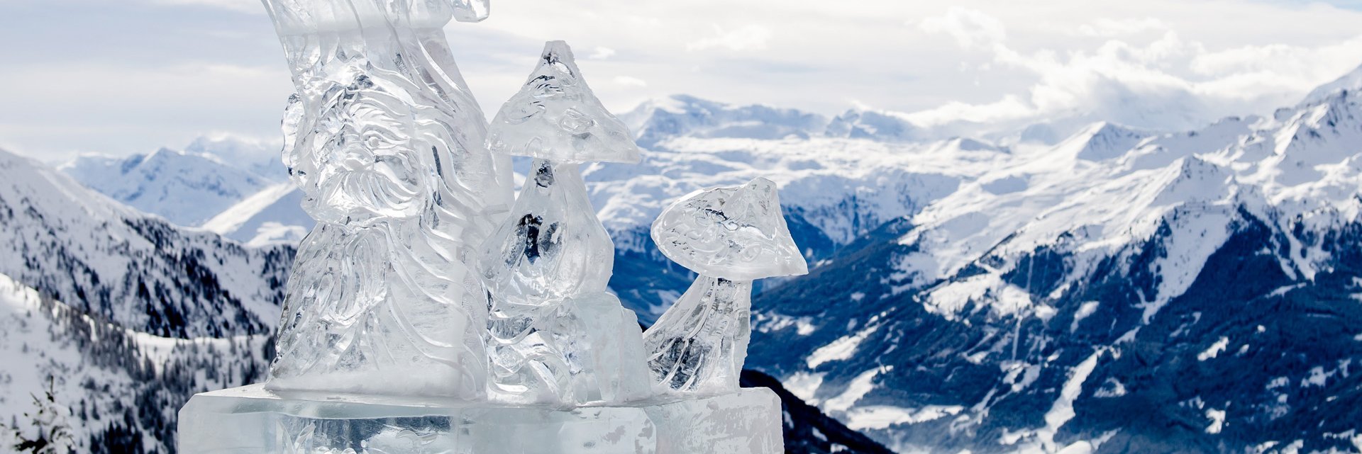 Eisskulptur am Berg mit Bergpanorama im Hintergrund