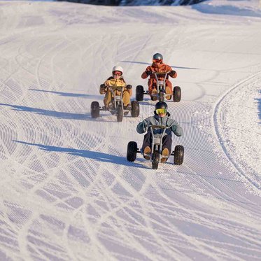 Early Winter Mountaincart-Fahrer auf der Piste