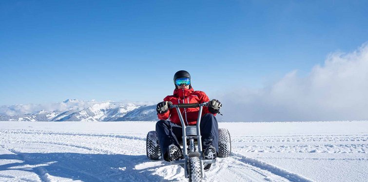 Early Winter Mountaincart-Fahrer auf der Piste