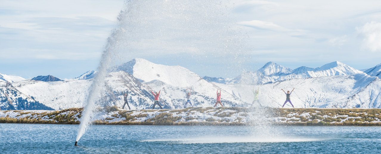 Yoga Übungen vor der schneebedeckten Gasteiner Bergwelt
