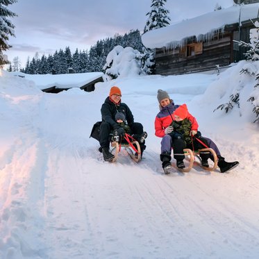 Kinder beim Rodeln in Gastein