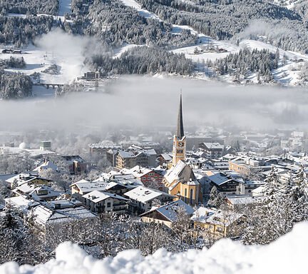 Bad Hofgastein im verschneiten Winter von oben betrachtet