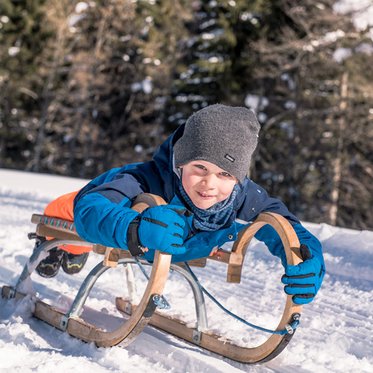 Kinder beim Rodeln in Gastein