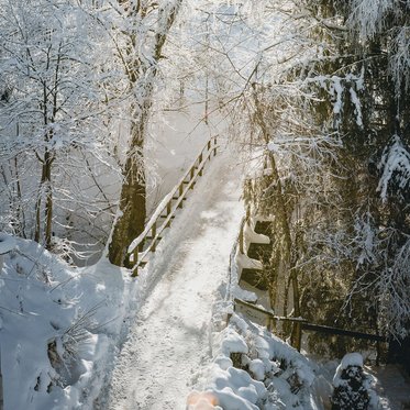 Ein verschneiter Winterwanderweg in Bad Gastein