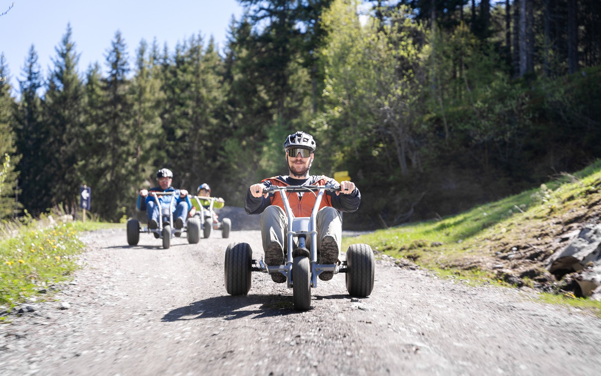 Mountaincartfahrer am Forstweg