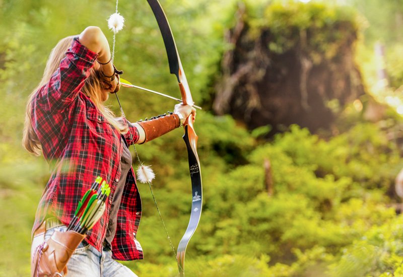 Frau beim Parcour Bogenschießen in Gastein.