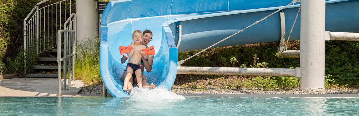 Kinder rutschen die Rutsche im Solarbad in Dorfgastein
