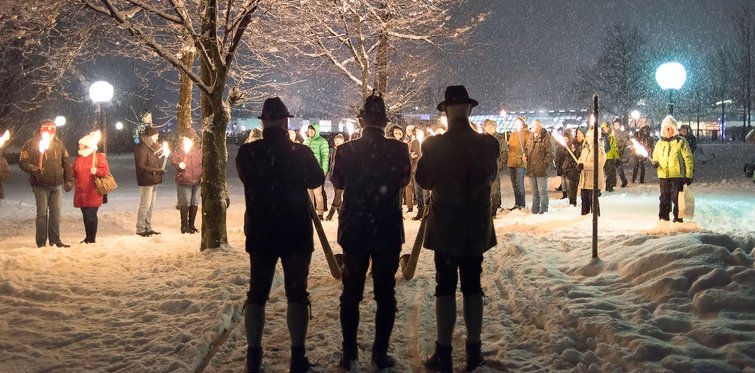Alphornbläser bei der Fackelwanderung im Advent in Gastein