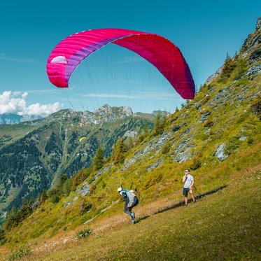 Paragleiter der Flugschule Salzburg startet am Fulseck