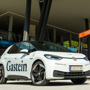 Weißes Elektroauto, das in Gastein zum grünen Carsharing zur Verfügung steht