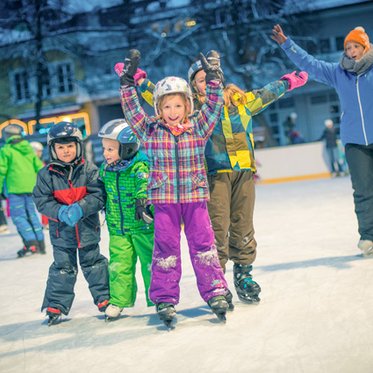 Kinder beim Eislaufen in Bad Hofgastein