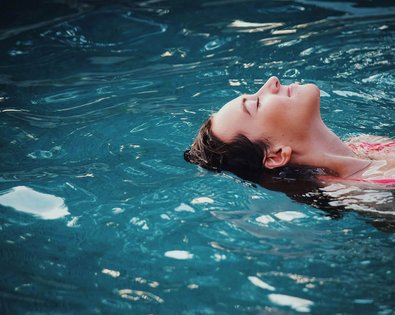 Entspannte Frau im Gasteiner Thermalwasser
