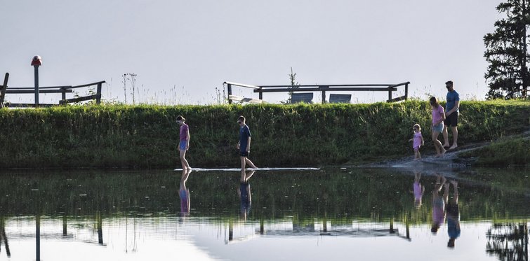 Der Barfußweg führt durch den Spiegelsee am Fulseck und weckt alle Sinne