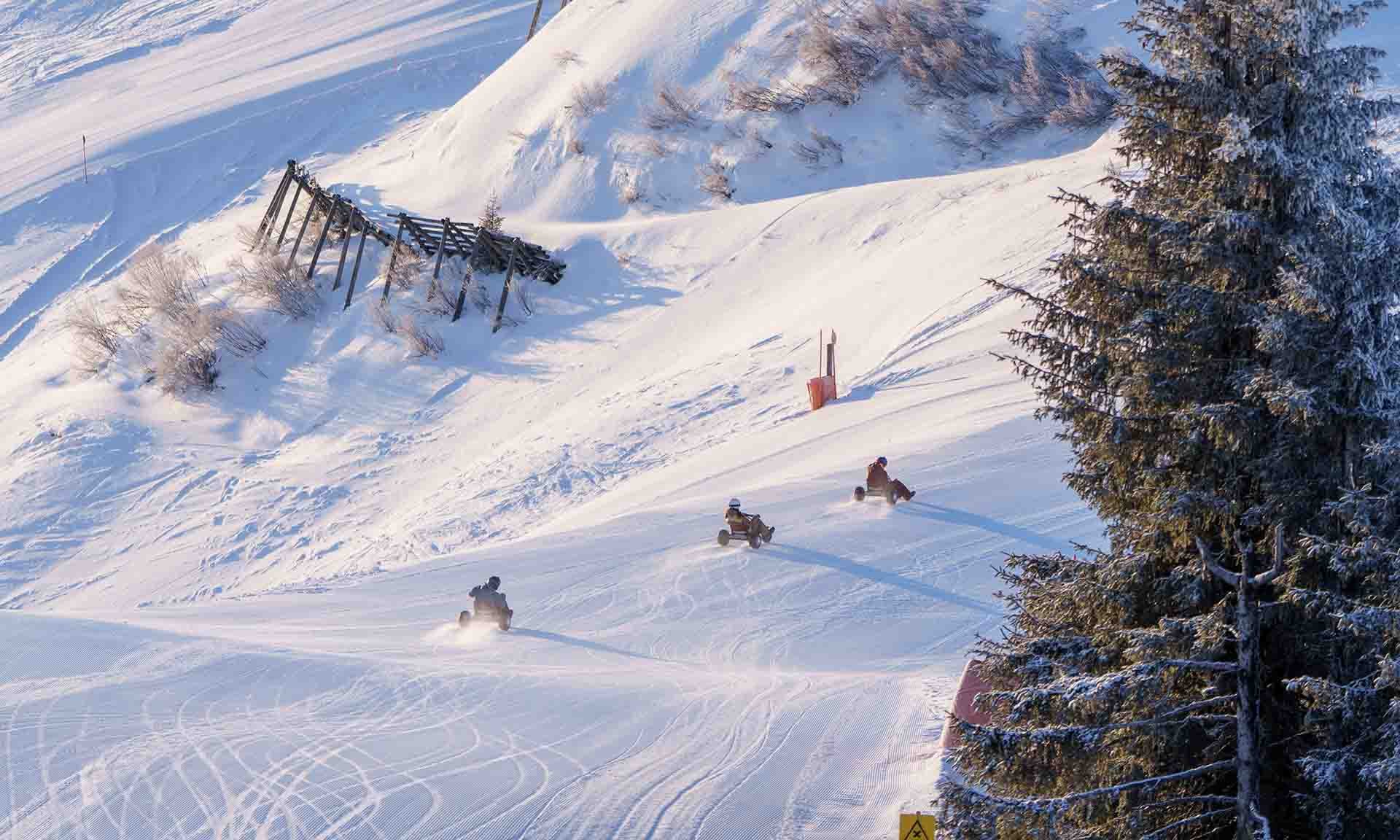 Early Winter Mountaincart-Gruppe auf der Piste