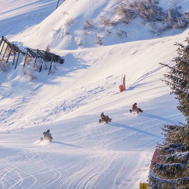 Early Winter Mountaincart-Gruppe auf der Piste