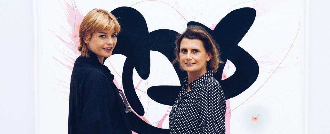 Zwei Damen vor einem Kunstwerk auf Leinwand