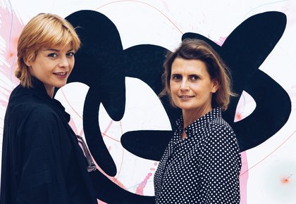 Zwei Damen vor einem Kunstwerk auf Leinwand