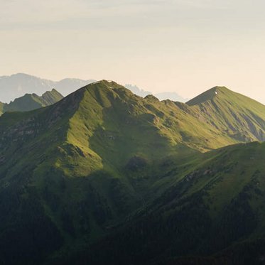 Panorama des Gamskarkogels im Gasteinertal mit grünen Berggraten und weiter Aussicht über die Alpen der Hohen Tauern.