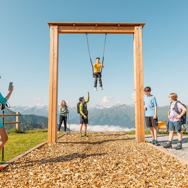Kind schaukelt auf der Himmelsschaukel am Fulseck