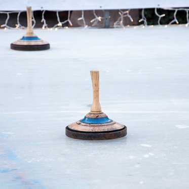 Stock auf der Eisstockbahn in Gastein