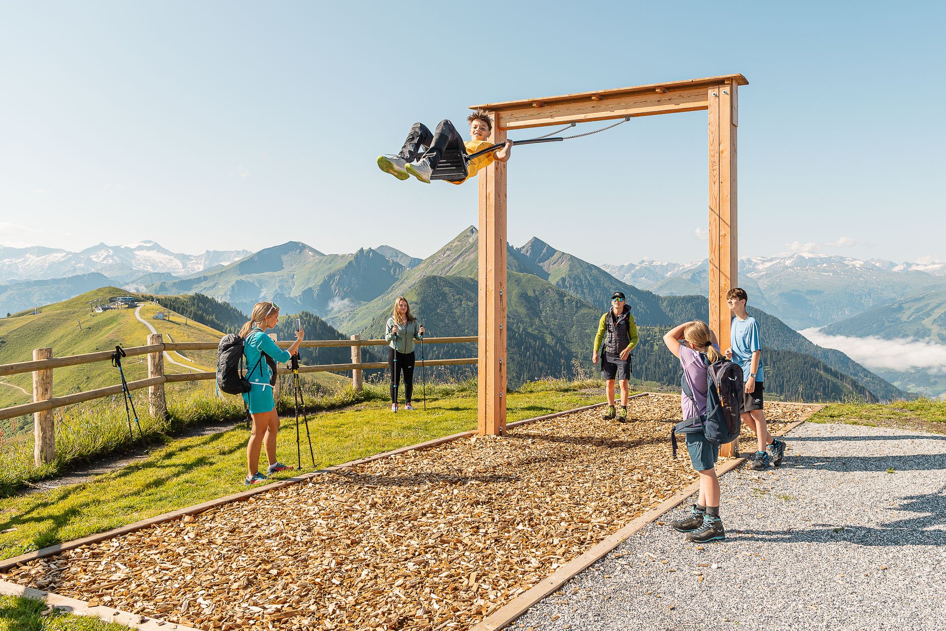 Kind schaukelt auf der Himmelsschaukel am Fulseck