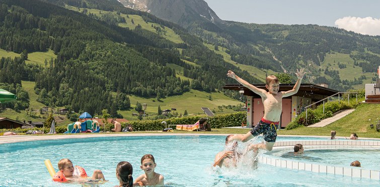 Schwimmen und Spaß haben im Solarbad in Dorfgastein
