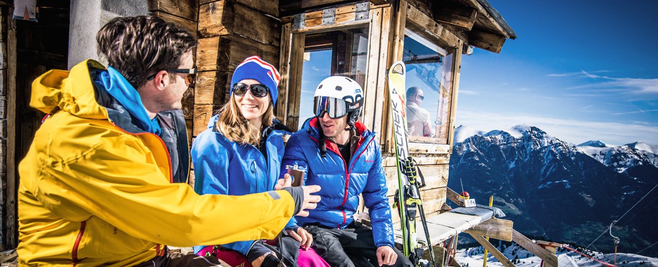 Freestyle - Skifahrer beim Pausieren an der Liftstation