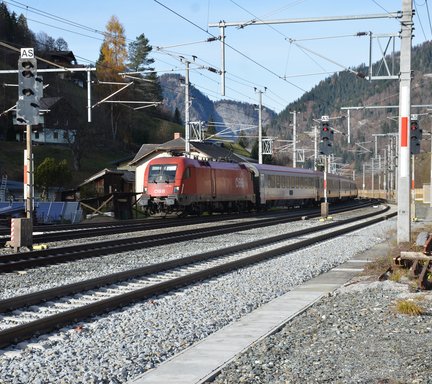 Zug fährt am Bahnhof in Dorfgastein ein