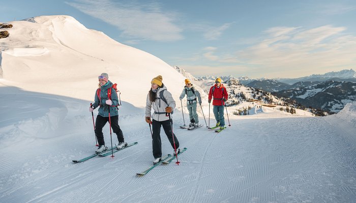 Tourengeher auf dem präparierten Weg