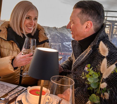 Paar sitz in einer Gondel beim Gondeldinner 