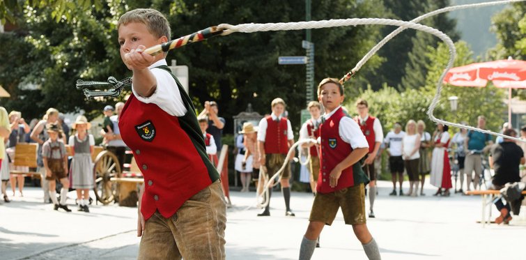Kinder-Schnalzer schnalzen beim Dorffest