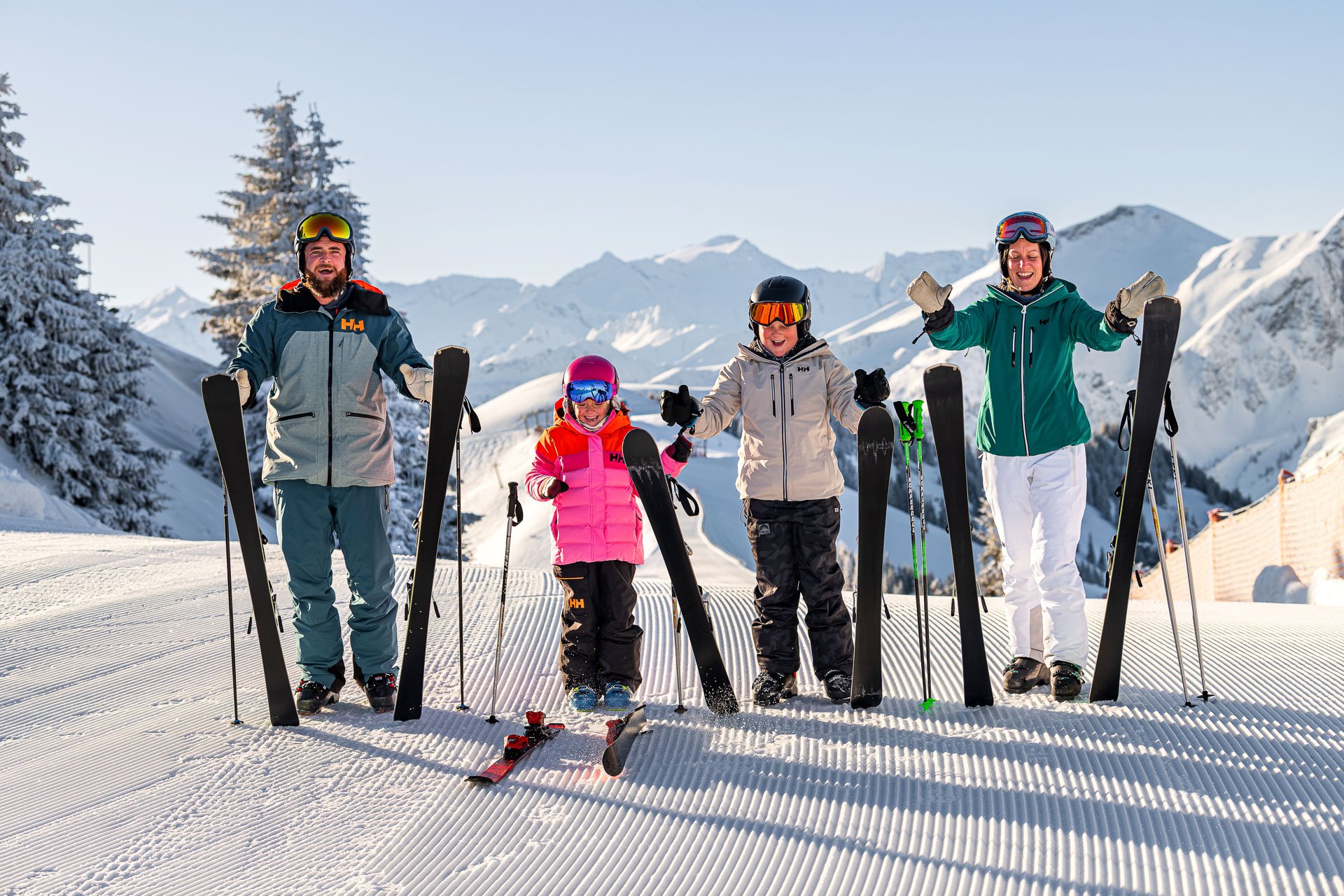 Familie lässt die Ski auf den Boden fallen
