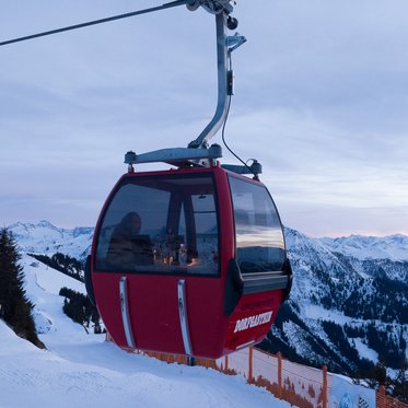 Paar diniert in einer Gondel der Gipfelbahn Fulseck