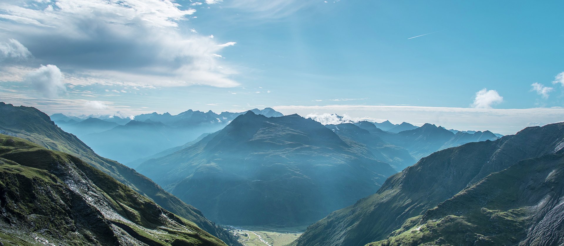 Atemberaubendes Bergpanorama am Morgen vom Schareck im Sommer, aufgenommen in Sportgastein – perfekte Kulisse für Naturerlebnisse und Wanderungen.