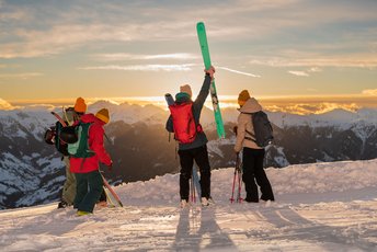 Tourengeher hält Ski in die Luft