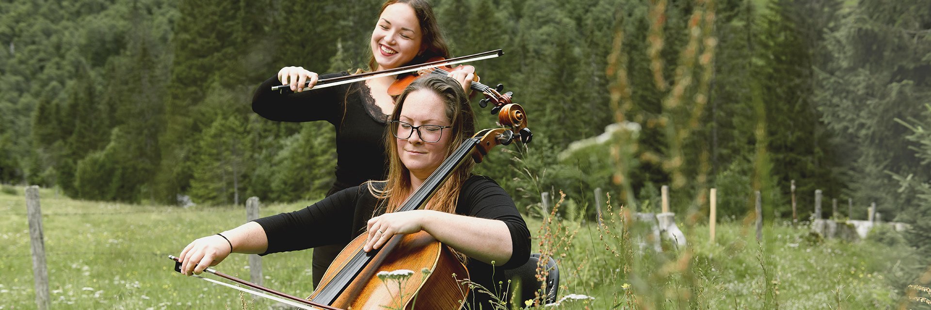 Eine Chellistin und eine Geigerin der Philharmonie Salzburg bei den Wald:Klassik in Gastein