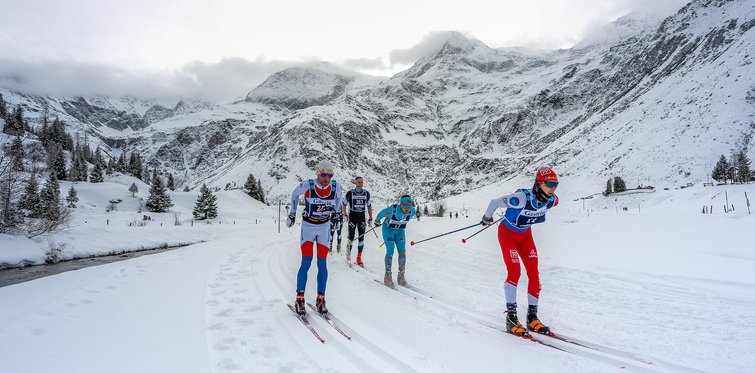 Die Läufer*innen des Langlauf-Events Gastein Classics inmitten der wunderschönen Winterberglandschaft in Sportgastein.