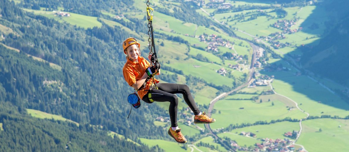 Kinde beim Abseilen von einem Klettersteig