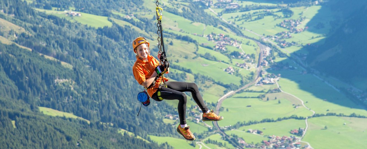 Kinde beim Abseilen von einem Klettersteig