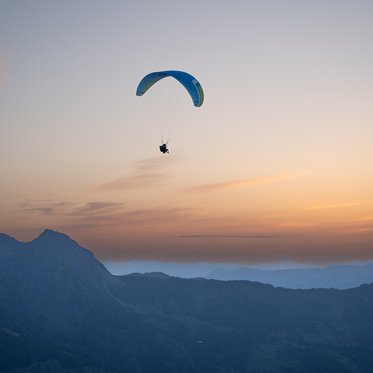 Paragleiter im Abendrot