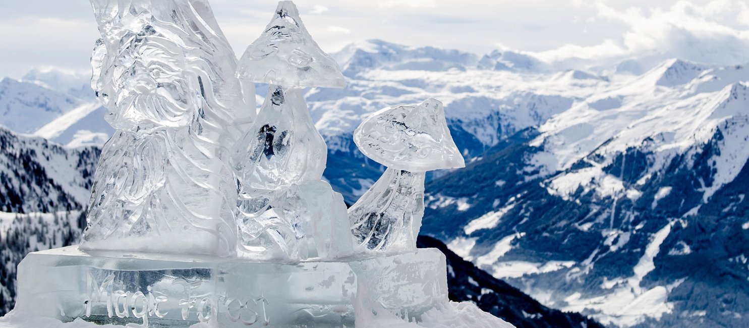 Eisskulptur am Berg mit Bergpanorama im Hintergrund