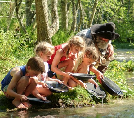 Kinder beim Goldwaschen in Gastein