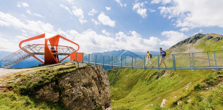 Pärchen auf der Hängebrücke am Stubnerkogel in Bad Gastein